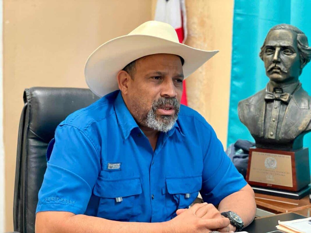 Santiago Riverón, maire de Dajabón, crée la polémique en humiliant publiquement des migrants haïtiens