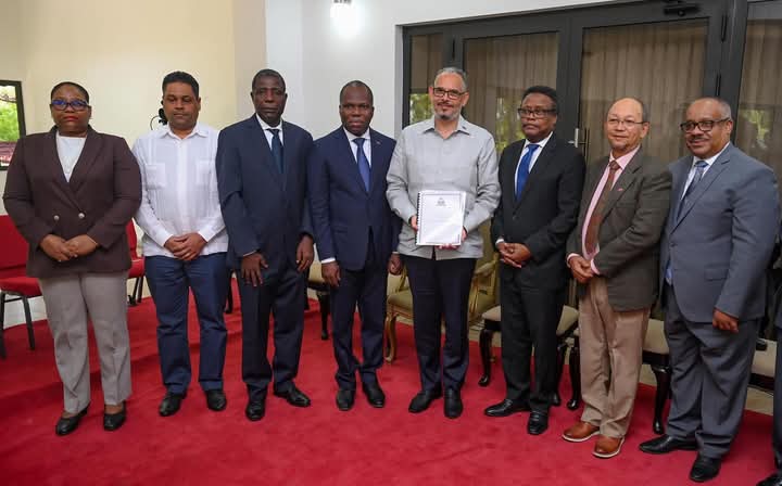 Un avant-projet de Constitution remis au Conseil présidentiel de transition