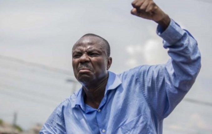 De la table du pouvoir à la rue : le double jeu cynique de Jean-Charles