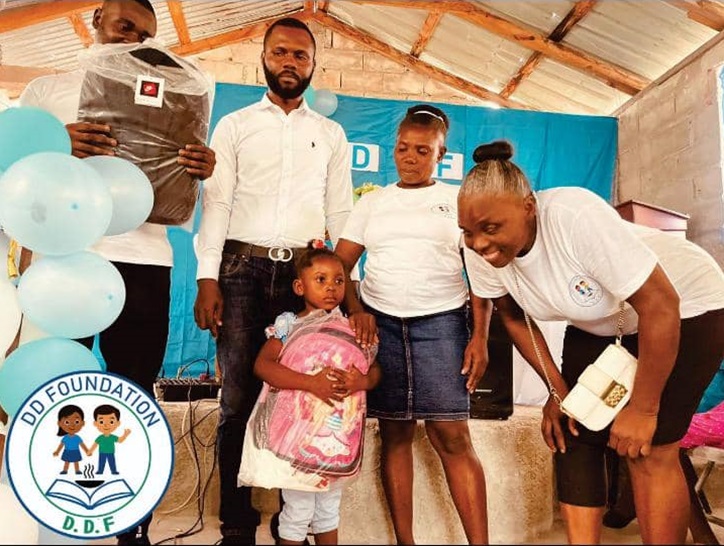 La Fondation Daniela Duverseau distribue des kits scolaires aux enfants démunis de Carrefour